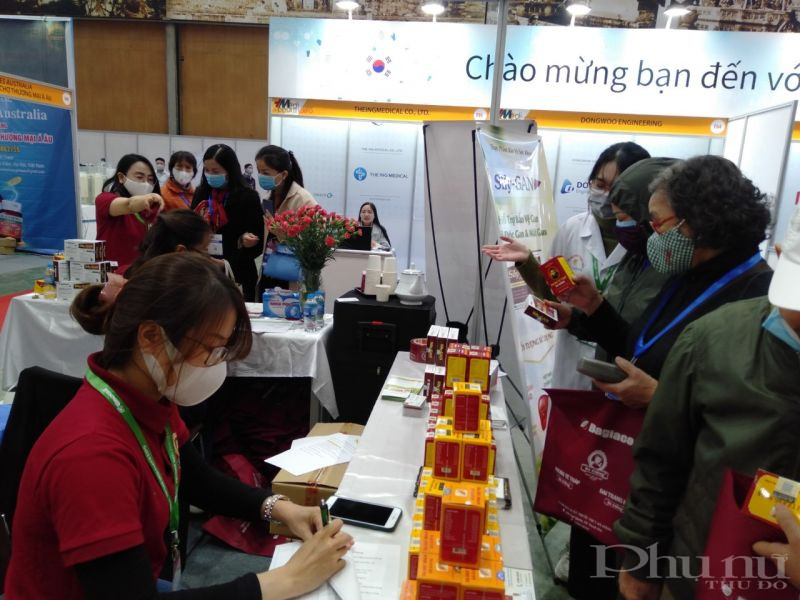 các mặt hàng trưng bày kh&aacute; đa dạng, phong phú