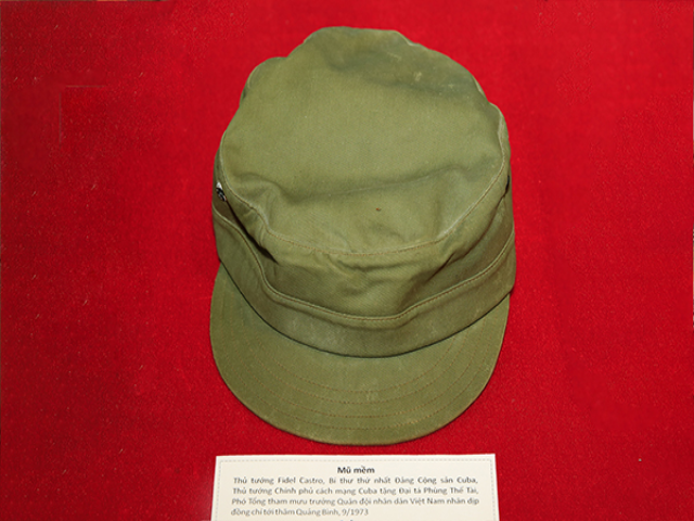 Chiếc mũ mềm Fidel Castro tặng Đại t&aacute; Ph&ugrave;ng Thế T&agrave;i, Ph&oacute; Tổng Tham mưu trưởng QĐND Việt Nam trong dịp Fidel tới thăm Quảng B&igrave;nh, th&aacute;ng 9/1973. Ảnh: Bảo t&agrave;ng Lịch sử qu&acirc;n sự.