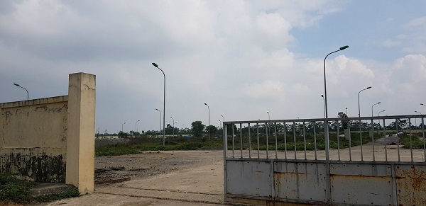 Khu giết mổ gia s&uacute;c gia cầm tập trung ở x&atilde; B&igrave;nh Minh đ&atilde; c&oacute; tường bao, đ&egrave;n, đường b&ecirc; t&ocirc;ng hiện để cỏ mọc.