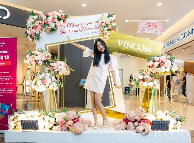 Khung ảnh khổng lồ ngập tr&agrave;n sắc hoa rực rỡ được c&aacute;c bạn nữ y&ecirc;u th&iacute;ch tại Vincom.