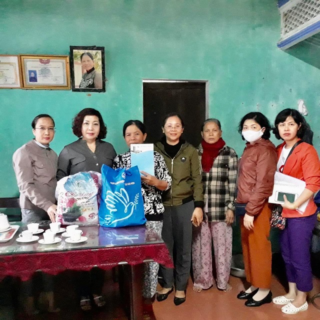 Phó Chủ tịch Hội LHPN Hà Nội Lê Thị Thiên Hương (thứ hai từ trái sang) thăm hỏi Phó Chủ tịch Hội LHPN Hà Nội Lê Thị Thiên Hương (thứ hai từ trái sang) thăm hỏi