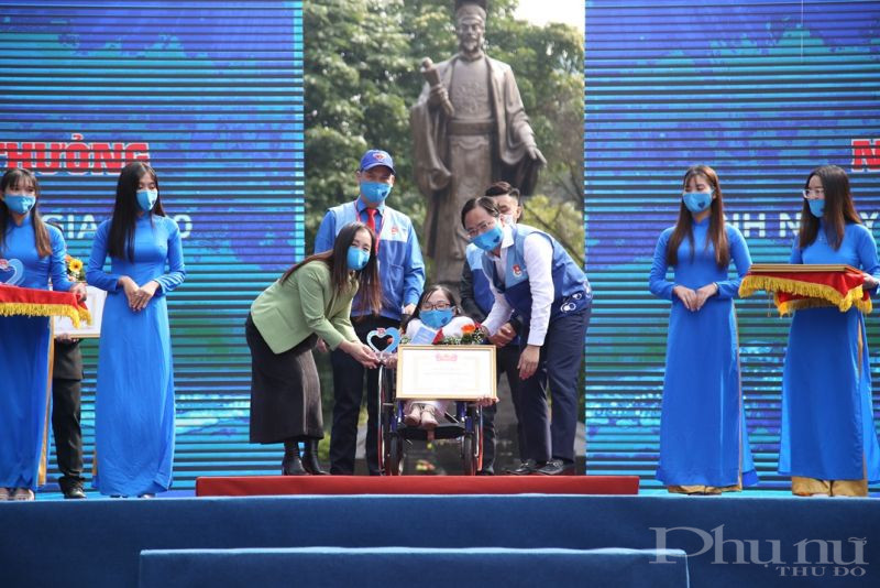 20 c&aacute; nh&acirc;n, tập thể c&oacute; th&agrave;nh t&iacute;ch xuất sắc trong hoạt động v&igrave; cộng đồng đ&atilde; được vinh danh dịp n&agrave;y