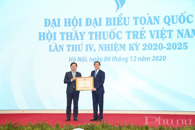 Hội Thầy thuốc trẻ Việt Nam đ&atilde; vinh dự được trao tặng Bằng khen của Thủ tướng Ch&iacute;nh phủ