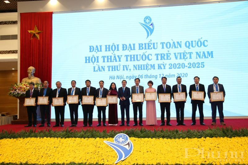 Trung ương Đo&agrave;n TNCS Hồ Ch&iacute; Minh tặng Bằng khen cho 3 tập thể, 8 c&aacute; nh&acirc;n đ&atilde; c&oacute; th&agrave;nh t&iacute;ch xuất sắc trong c&ocirc;ng t&aacute;c Hội v&agrave; phong tr&agrave;o Thầy thuốc trẻ Việt Nam giai đoạn 2015-2020