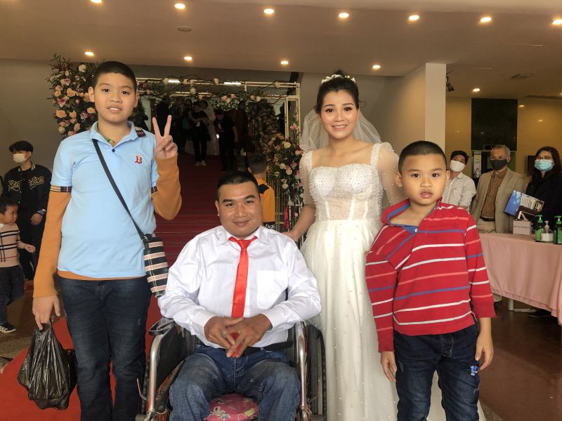 C&aacute;c con được chung vui trong ng&agrave;y cưới của bố mẹ - đ&oacute; l&agrave; niềm hạnh ph&uacute;c, d&ugrave; c&oacute; hơi muộn m&agrave;ng