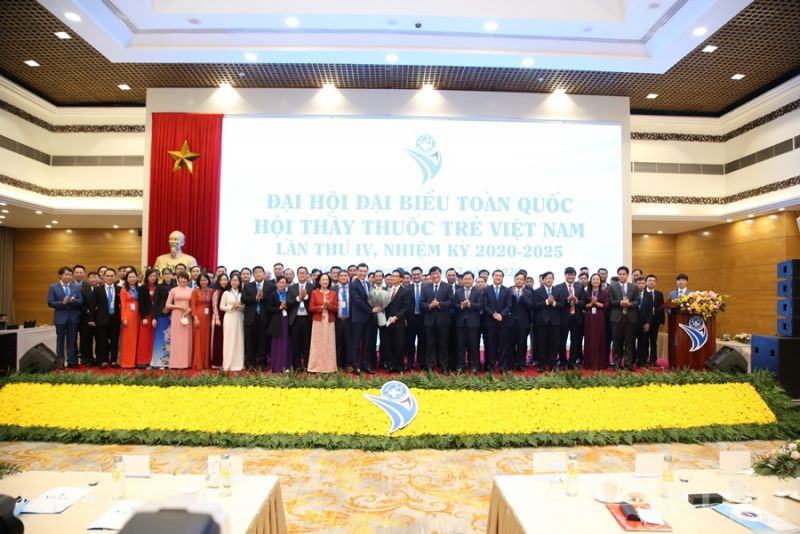 Ủy viên Bộ Chính trị, Bí thư Trung ương Đảng, Trưởng Ban Dân vận Trung ương Trương Thị Mai; Ủy viên Trung ương Đảng, Phó Thủ tướng Chính phủ Vũ Đức Đam; Bộ trưởng Y tế Nguyễn Thanh Long... đã tới dự phiên trọng thể Đại hội  diễn ra tại Hà Nội chiều 6/12