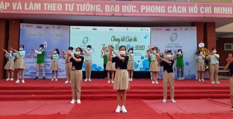 Một tiết mục văn nghệ chào mừng cuộc thi “Tìm kiếm đại sứ nước sạch” của các em học sinh trường THCS Nguyễn Du Một tiết mục văn nghệ chào mừng cuộc thi “Tìm kiếm đại sứ nước sạch” của các em học sinh trường THCS Nguyễn Du