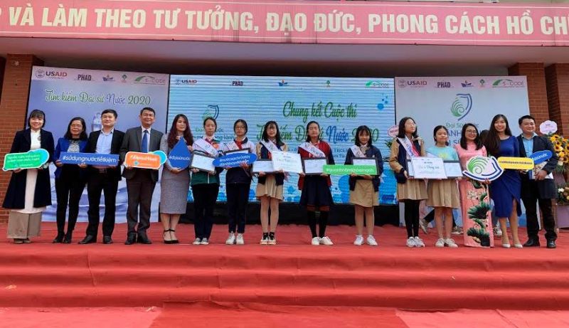 Ban Tổ chức cùng chụp hình lưu niệm với các “Đại sứ nước sạch 2020” Ban Tổ chức cùng chụp hình lưu niệm với các “Đại sứ nước sạch 2020”