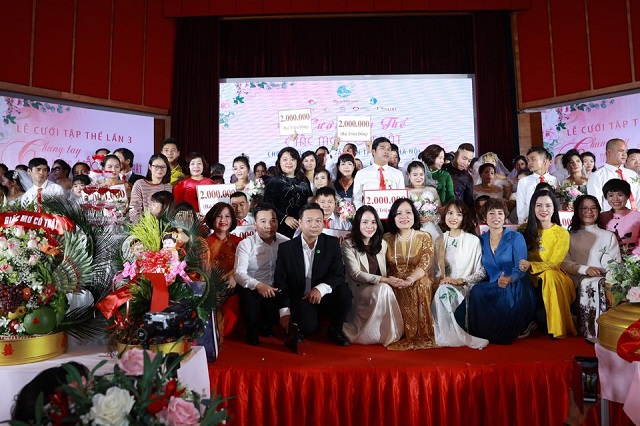 B&agrave; B&ugrave;i Thị H&ograve;a - Ph&oacute; Chủ tịch Hội LHPN VIệt Nam v&agrave; b&agrave; L&ecirc; Kim Anh - Chủ tịch Hội LHPN TP H&agrave; Nội c&ugrave;ng Ban Tổ chức v&agrave; c&aacute;c nh&agrave; t&agrave;i trợ chụp ảnh lưu niệm với c&aacute;c cặp đ&ocirc;i.