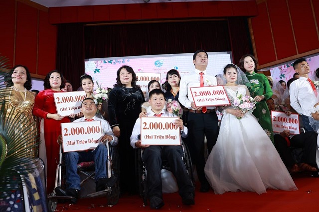 C&aacute;c cặp đ&ocirc;i nhận qu&agrave; của Ban Tổ chức Lễ cưới tập thể "Giấc mơ c&oacute; thật".