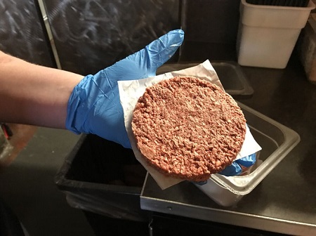 Quốc gia đầu tiên cho phép bán thịt ‘nhân tạo’ - ảnh 1