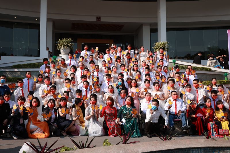 Các cặp đôi chụp ảnh cùng BTC trước giờ làm lễ cưới