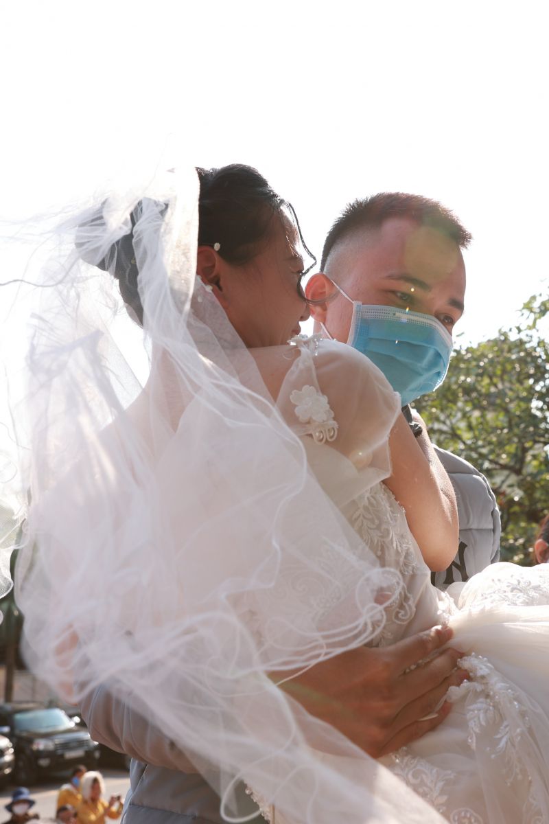 Trần Xuân Thủy bế chị gái vào lễ đường