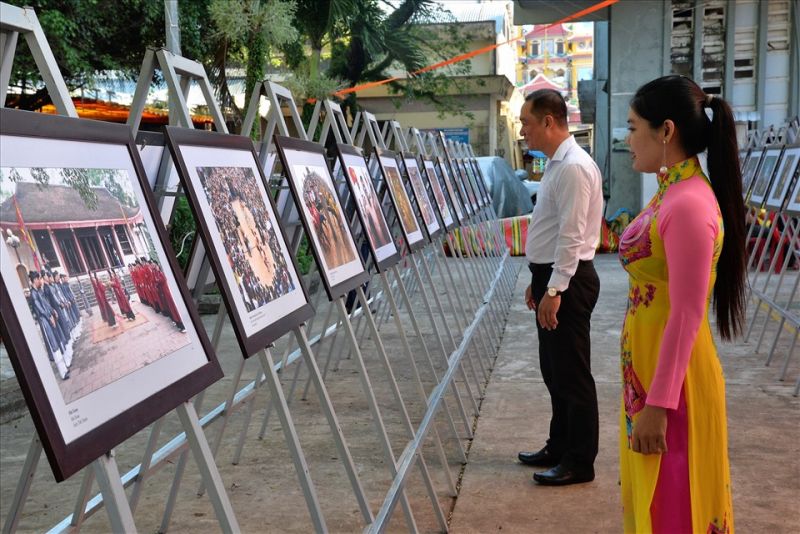 Triển l&atilde;m ảnh về 24 di sản thế giới của Việt Nam. Ảnh B&aacute;o Lao động