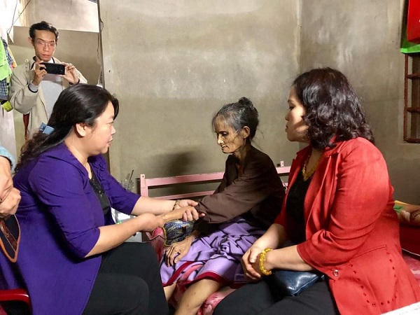 Đồng ch&iacute; Nguyễn Thị Thu Thủy (tr&aacute;i) - Ph&oacute; Chủ tịch Thường trực Hội LHPN H&agrave; Nội thăm hỏi động vi&ecirc;n c&aacute;c gia đ&igrave;nh c&oacute; ho&agrave;n cảnh kh&oacute; khăn tại Thừa Thi&ecirc;n Huế