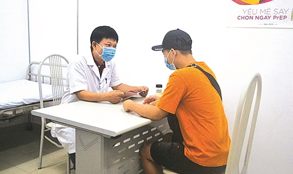 Tư vấn cho kh&aacute;ch h&agrave;ng tại Ph&ograve;ng kh&aacute;m điều trị dự ph&ograve;ng phơi nhiễm HIV (PrEP) tại TTYT quận Thanh Xu&acirc;n