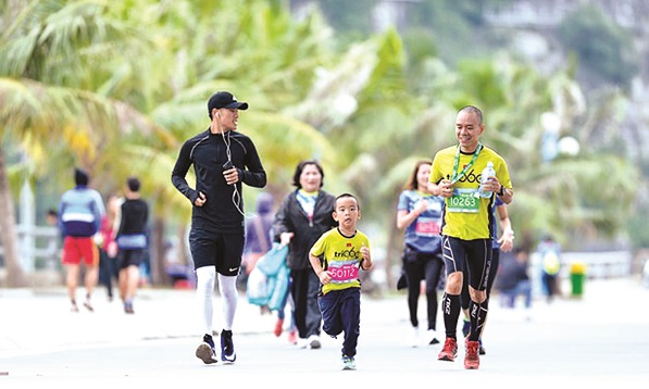 Vận động vi&ecirc;n nh&iacute; tham gia giải chạy Marathon Hạ Long 2020