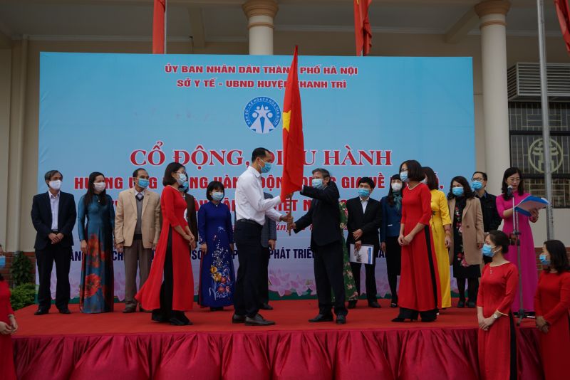 Đồng ch&iacute; Ho&agrave;ng Đức Hạnh - Ph&oacute; Gi&aacute;m đốc Sở Y tế H&agrave; Nội trao cờ ph&aacute;t động Lễ ra qu&acirc;n cổ động