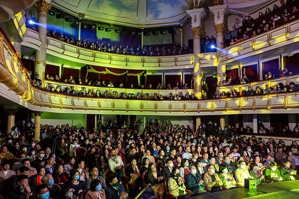 Kh&aacute;n giả đi xem đ&ecirc;m nhạc In the spotlight symphony The Beatles