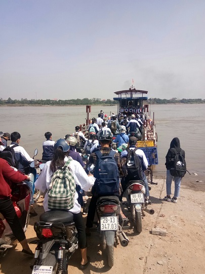 Người dân xã Minh Châu chủ yếu sử dụng phà là phương tiện về trung tâm huyện Ba Vì để lao động, học tập Người dân xã Minh Châu chủ yếu sử dụng phà là phương tiện về trung tâm huyện Ba Vì để lao động, học tập