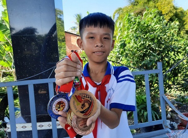 Em Phan Nguyễn Th&aacute;i Bảo, 10 tuổi, học sinh lớp 4A trường Tiểu học B&igrave;nh Phong, huyện Ch&acirc;u Th&agrave;nh, tỉnh T&acirc;y Ninh l&agrave; đại biểu nhỏ nhất dự Đại hội thi đua y&ecirc;u nước lần thứ X