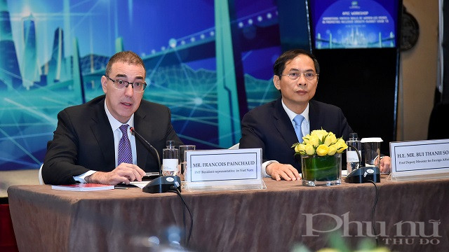 Thứ trưởng Thường trực Bộ Ngoại giao Bùi Thanh Sơn chủ trì Phiên Khai mạc Hội thảo cùng sự tham dự của Tiến sỹ Rebecca Fatima Sta Maria, Giám đốc Điều hành Ban Thư ký APEC