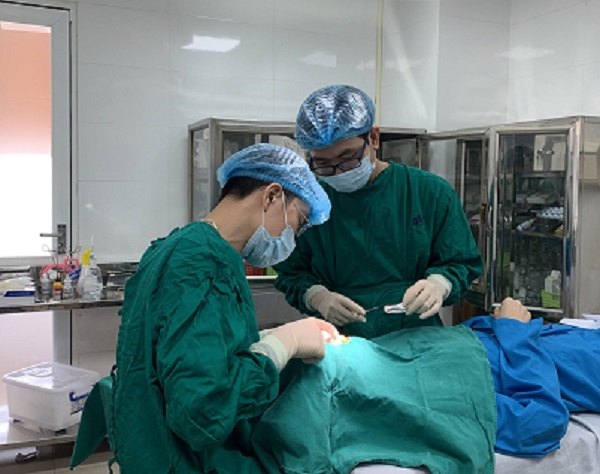 T.S BS Nguyễn Hữu Quang đang phẫu thuật thẩm mỹ cho kh&aacute;ch h&agrave;ng tại bệnh viện.