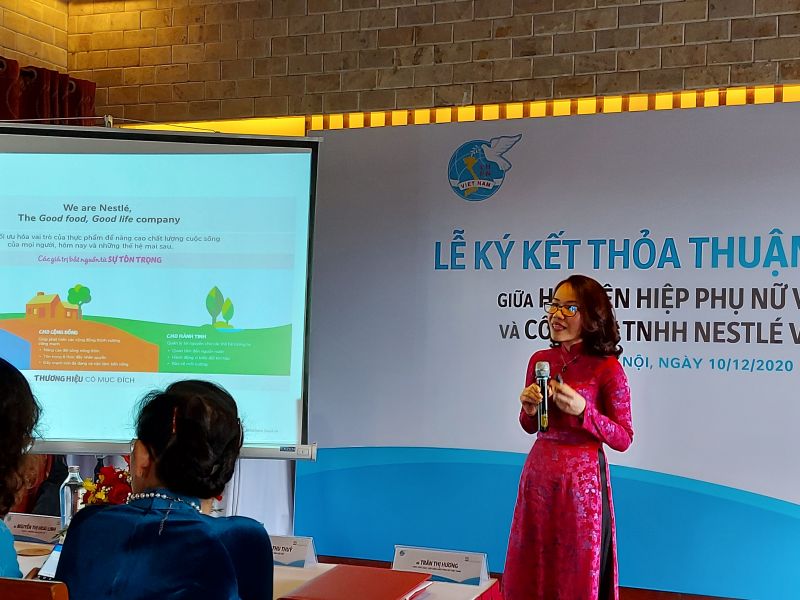 bà Nguyễn Minh Nguyệt - Giám đốc ngành hàng thực phẩm, Công ty Nestlé Việt Nam trình bày