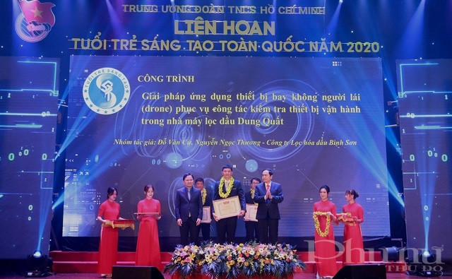 Chủ tịch Ủy ban Trung ương Mặt trận Tổ quốc Việt Nam Trần Thanh Mẫn v&agrave; B&iacute; thư thứ nhất Trung ương Đo&agrave;n Nguyễn Anh Tuấn trao Bằng khen cho đại diện nh&oacute;m t&aacute;c giả C&ocirc;ng ty cổ phần Lọc ho&aacute; dầu B&igrave;nh Sơn.