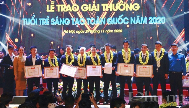 B&iacute; thư Đo&agrave;n Thanh ni&ecirc;n Tập đo&agrave;n Vũ Thị Thu Hương ch&uacute;c mừng c&aacute;c t&aacute;c giả được tuy&ecirc;n dương "Tuổi trẻ s&aacute;ng tạo" to&agrave;n quốc năm 2020.