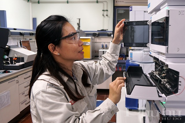 Kỹ sư Trần Thị Kh&aacute;nh Linh quyết từ bỏ c&ocirc;ng việc an nh&agrave;n để đến với nghề dầu.