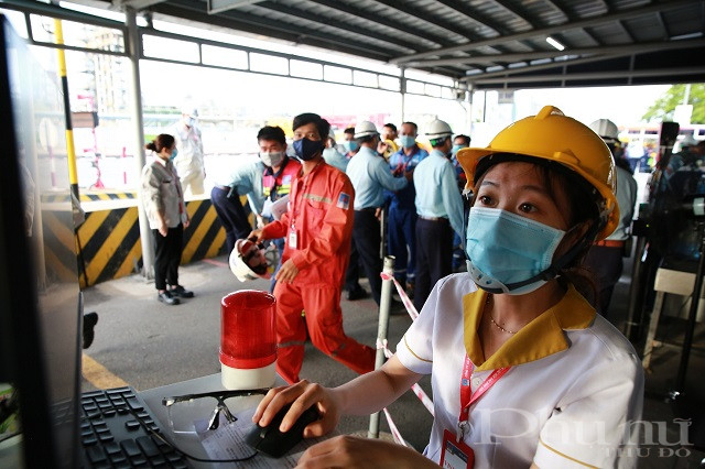 Y t&aacute; L&ecirc; Thị Thu H&agrave; vận h&agrave;nh m&aacute;y đo th&acirc;n nhiệt tại cổng A1.