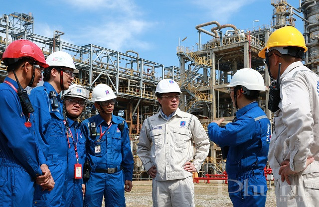 Tổng Giám đốc BSR Bùi Minh Tiến khảo sát công trường và chỉ đạo đẩy nhanh tiến độ chuẩn bị BDTT lần 4.