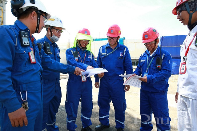 Chỉ huy công trường các nhà thầu họp nóng về các công việc cần triển khai.