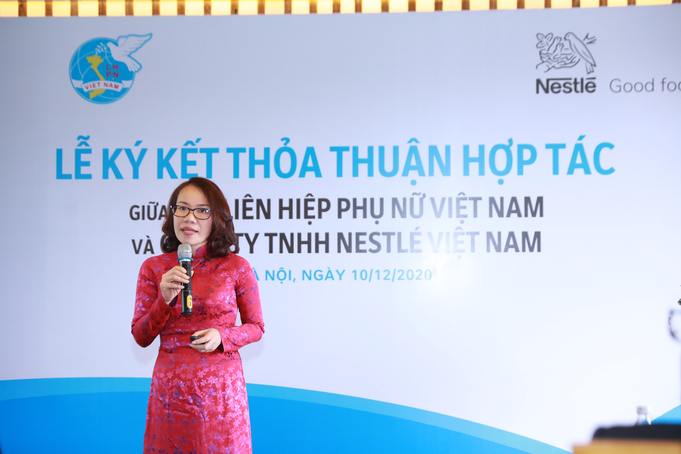 Bà Nguyễn Minh Nguyệt - Giám đốc ngành hàng thực phẩm, Công ty Nestlé Việt Nam trình bày tham luận tại lễ ký kết Bà Nguyễn Minh Nguyệt - Giám đốc ngành hàng thực phẩm, Công ty Nestlé Việt Nam trình bày tham luận tại lễ ký kết