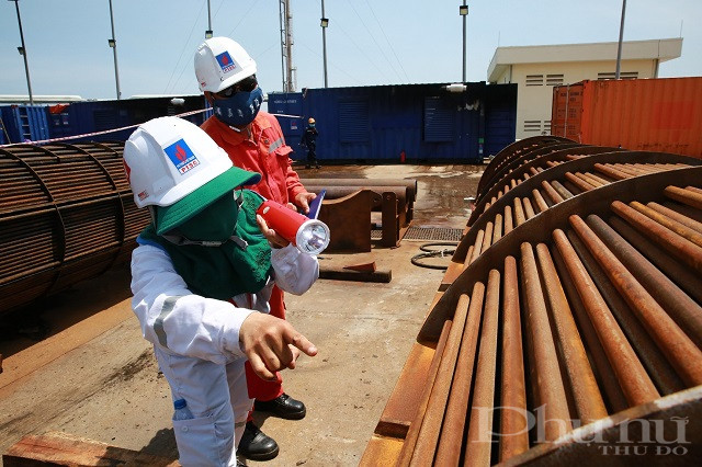 Kỹ sư Nguyễn Thị Tường Vi kiểm tra một thiết bị trao đổi nhiệt.