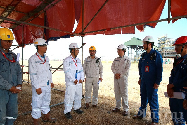 Tổng Giám đốc BSR Bùi Minh Tiến thăm hỏi công việc của nhà thầu và động viên anh em công nhân, kỹ sư nhà thầu đang thực hiện công tác chuẩn bị cho BDTT.