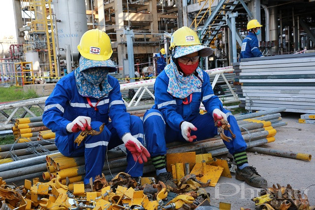 Chị Được v&agrave; chị Thương thu dọn lắp c&ugrave;m gi&agrave;n gi&aacute;o.