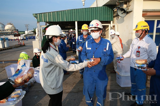 Nguyễn Thu H&agrave; (PVS) hỗ trợ ph&aacute;t đồ ăn nhanh cho nh&acirc;n sự nh&agrave; thầu.