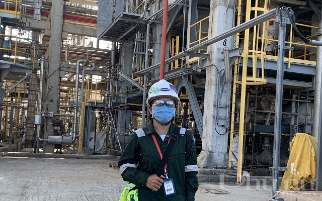 Nữ gi&aacute;m s&aacute;t cơ kh&iacute; g&oacute;i 3 Julia.