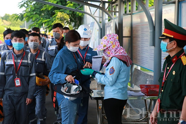 Chị Doyeon Kim được kiểm tra an ninh trước khi v&agrave;o Nh&agrave; m&aacute;y l&agrave;m việc.