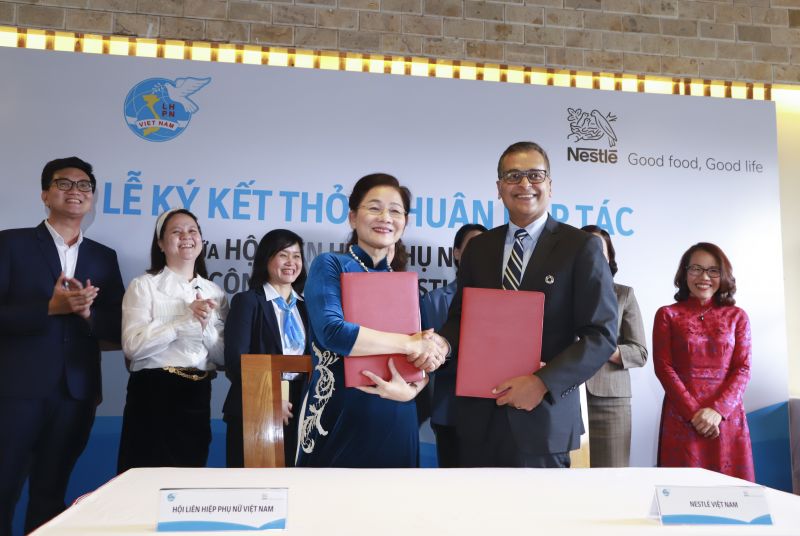Bà Trần Thị Hương - Phó Chủ tịch Hội LHPN Việt Nam và ông Binu Jacob - Tổng Giám đốc Nestlé Việt Nam ký kết thỏa thuận hợp tác thực hiện Bình đẳng giới và Nâng cao quyền năng cho phụ nữ. Bà Trần Thị Hương - Phó Chủ tịch Hội LHPN Việt Nam và ông Binu Jacob - Tổng Giám đốc Nestlé Việt Nam ký kết thỏa thuận hợp tác thực hiện Bình đẳng giới và Nâng cao quyền năng cho phụ nữ.