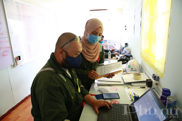 Haneda v&agrave; đồng nghiệp trao đổi c&ocirc;ng việc tr&ecirc;n c&ocirc;ng trường.