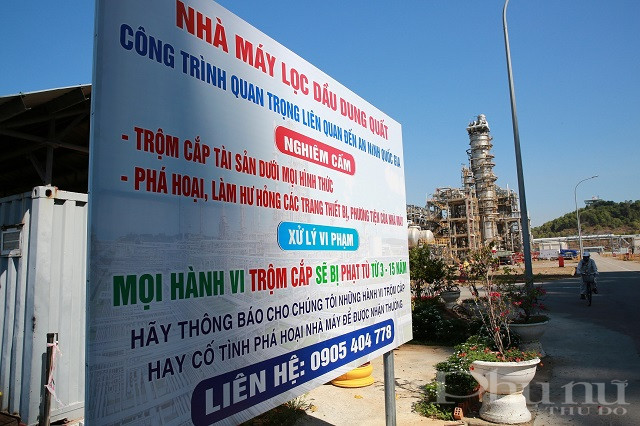 Các banner, biển báo an ninh đã được trang bị mới.