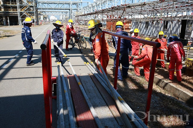 Công nhân nhà thầu chuẩn bị vật tư.