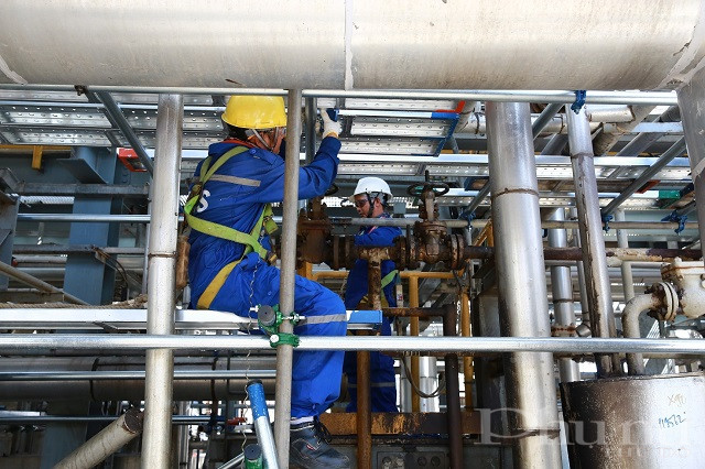 Lắp dựng giàn giáo tại các phân xưởng công nghệ.