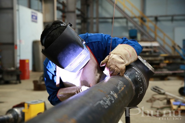 Công nhân cơ khí BSR hàn thiết bị hút xúc tác để chuẩn bị khi NMLD Dung Quất dừng bảo dưỡng.