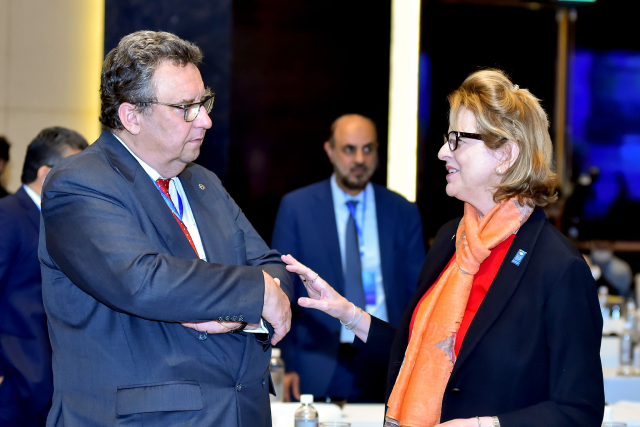 Các đại biểu trao đổi tại Hội nghị.