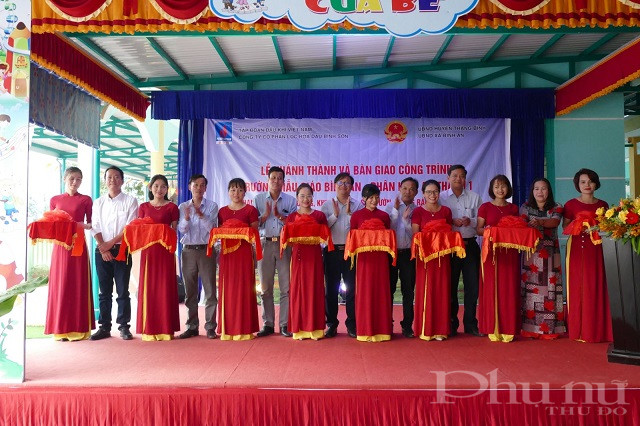 C&aacute;c đại biểu cắt băng kh&aacute;nh th&agrave;nh, b&agrave;n giao c&aacute;c hạng mục c&ocirc;ng tr&igrave;nh Trường Mẫu gi&aacute;o B&igrave;nh An.