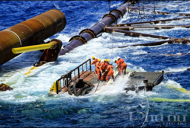 Người lao động Viettsovpetro vượt sóng hạ đặt giàn khoan Người lao động Viettsovpetro vượt sóng hạ đặt giàn khoan